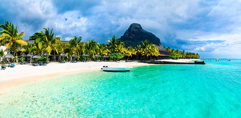 Playa de las Islas Mauricio con palmeras y aguas turquesas
